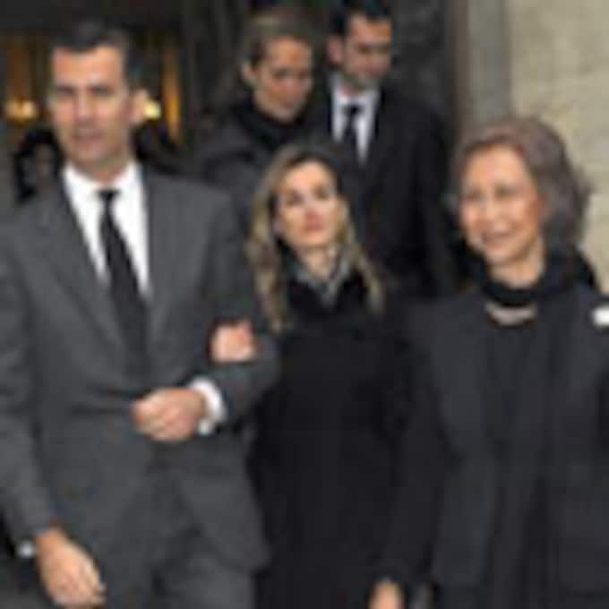 La Reina, los Príncipes de Asturias y la infanta Elena asisten al funeral de la madre de Carlos Zurita, duque de Soria