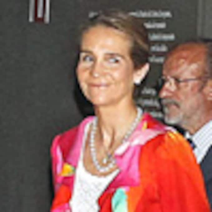 La infanta Elena pone el toque de color en la inauguración de una exposición en Valladolid 