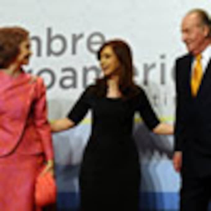 Los Reyes asisten a una Cumbre Iberoamericana marcada por el emotivo homenaje al fallecido ex presidente argentino, Néstor Kirchner