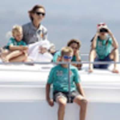 La reina Sofía y sus nietos, los mejores animadores de don Felipe y doña Cristina en el primer día de regatas
