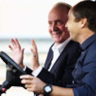 El rey Juan Carlos en las carreras de Fórmula 1 de Abu Dhabi montado en un coche eléctrico