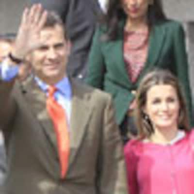 El príncipe Felipe cumple 44 años con una visita a El Hierro, acompañado por la princesa Letizia