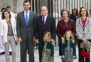 Los reyes presiden la tradicional misa de Pascua en Mallorca acompañados de los príncipes de Asturias y la infanta Elena
