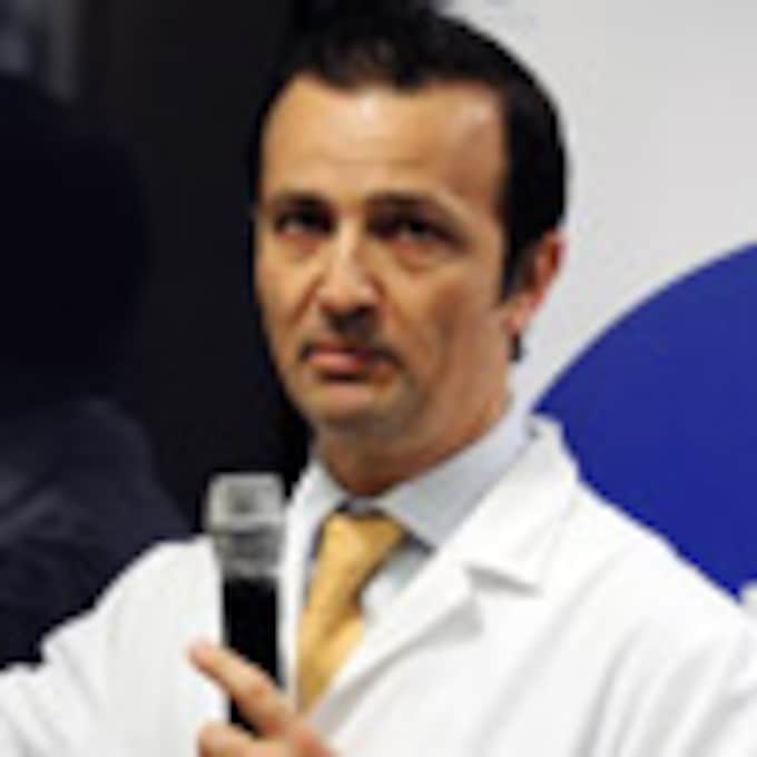 El doctor Ángel Villamor: 'La operación ha sido un éxito. Está sin dolores y muy animado'