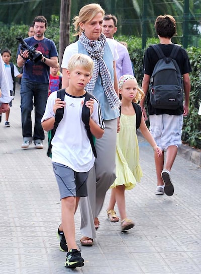La infanta Cristina acompaña a sus hijos Miguel e Irene Urdangarín en su vuelta al cole