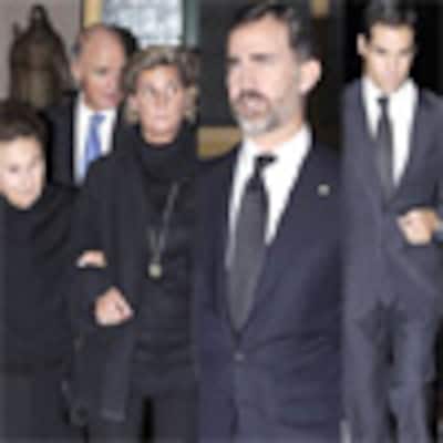 El príncipe Felipe, de luto, acude a dar personalmente el pésame a la familia de Iñigo de Arteaga