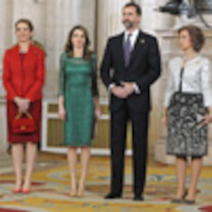 Recién aterrizados de Roma los Príncipes de Asturias se unen a la Reina y a la infanta Elena para recibir al COI