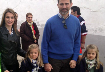 Los Príncipes de Asturias y sus hijas visitan por sorpresa Almagro