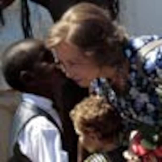 La Reina lleva toneladas de esperanza a Mozambique