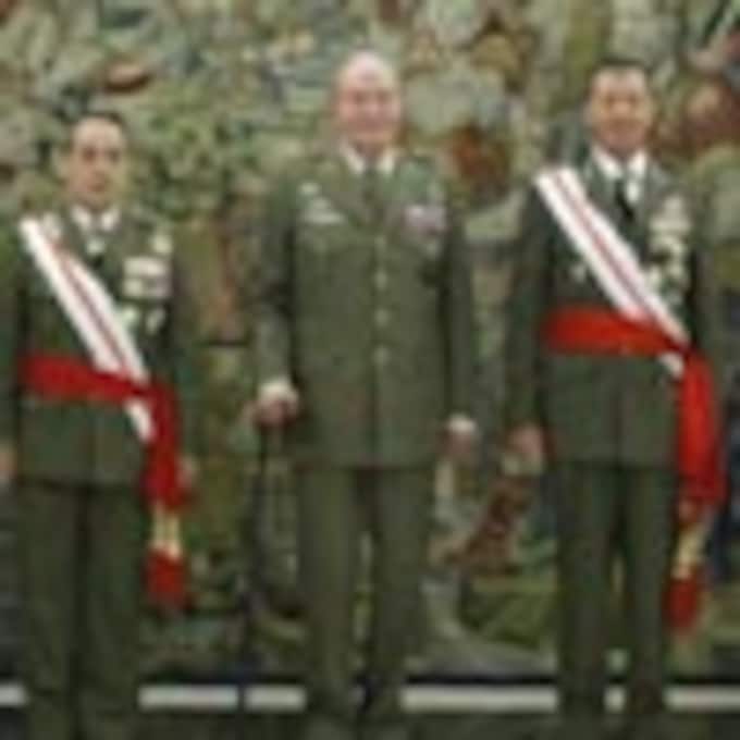 Don Juan Carlos camina por primera vez con una sola muleta en una audiencia en Zarzuela