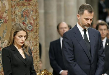 Los Príncipes de Asturias y la infanta Elena presiden el funeral por las víctimas de Santiago de Compostela