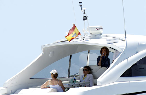 La reina Sofía y la infanta Elena siguen al príncipe Felipe en las regatas, mientras los nietos de los Reyes continúan sus prácticas de vela