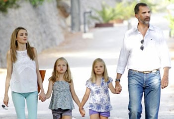 La princesa Letizia vuelve a Madrid y las infantas Leonor y Sofía se quedan unos días más en Mallorca con los Reyes y el Príncipe