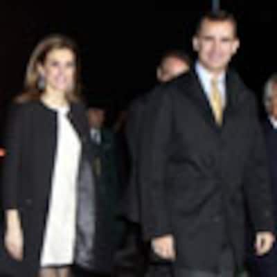 Los Príncipes de Asturias, cómplices y sonrientes en su cita con el periodismo español