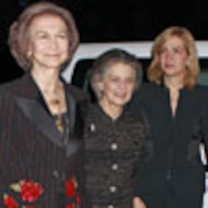 La Reina asiste con sus hijas, sus hermanos y sus sobrinos a la proyección en Atenas de un documental sobre su padre