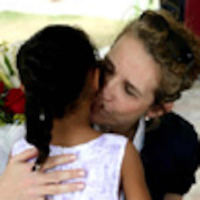 La infanta Elena, todo ternura con los niños de República Dominicana