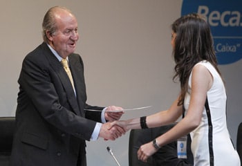 Rey Juan Carlos: 'Tendré que pedirle permiso al Príncipe para seguir dando becas'