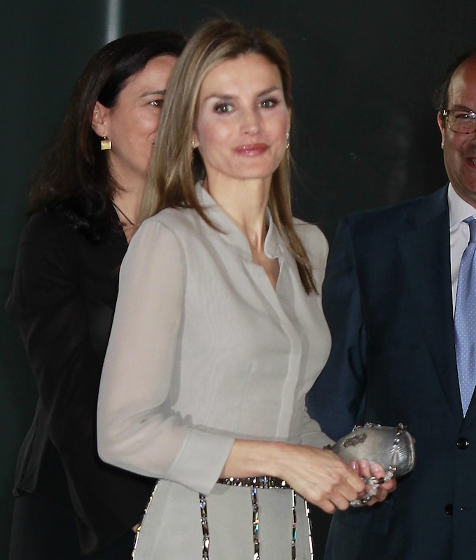 La futura reina Letizia muestra su apoyo a la moda española