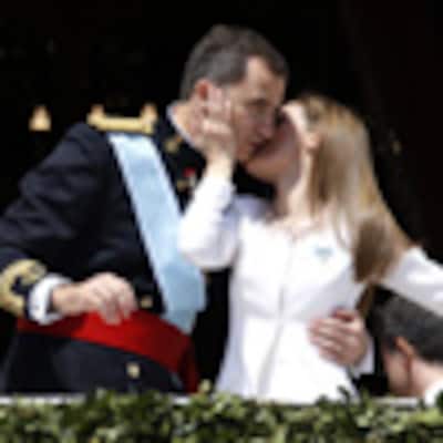 La nueva Familia Real española se asoma por primera vez al balcón del Palacio de Oriente