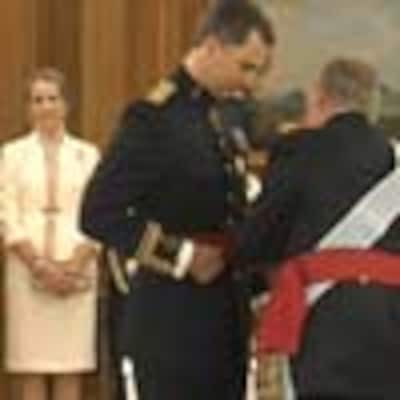 Don Juan Carlos impone el Fajín de Capitán General al Rey Felipe VI de España