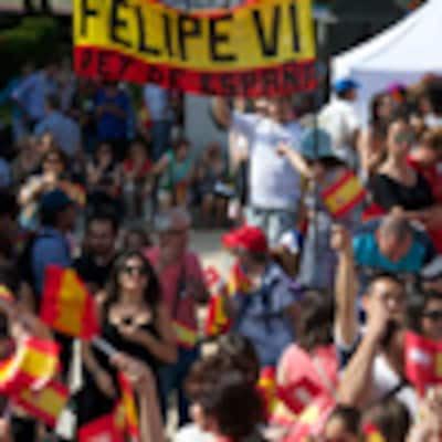 Coronas, banderas, smartphones y la revista ¡HOLA! para aclamar a Felipe IV