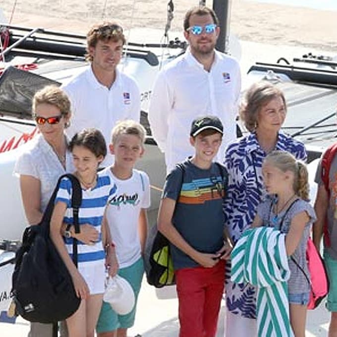 Comienza el verano real en Palma: doña Sofía acompaña a sus nietos a sus clases de vela