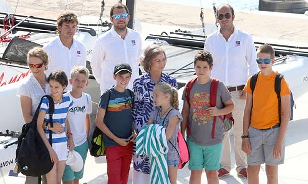 Comienza el verano real en Palma: doña Sofía acompaña a sus nietos a sus clases de vela