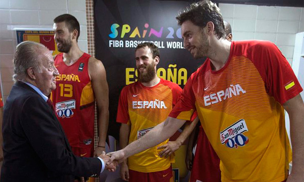 Don Juan Carlos reaparece mostrando su apoyo a la selección española de baloncesto