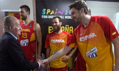 Don Juan Carlos reaparece mostrando su apoyo a la selección española de baloncesto