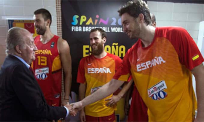 Don Juan Carlos reaparece mostrando su apoyo a la selección española de baloncesto