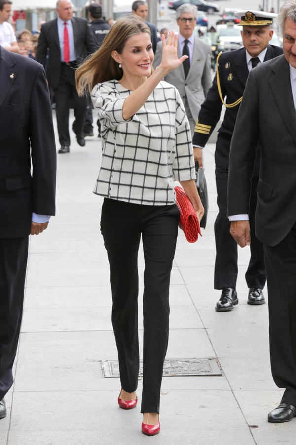 El cariñoso beso del rey Juan Carlos y la reina Sofía en un 'Día de la Banderita' muy diferente