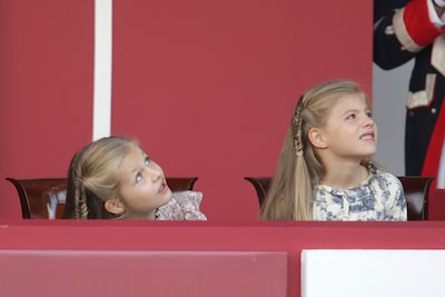 Don Felipe y doña Letizia presiden su primer desfile militar como Reyes acompañados de sus hijas
