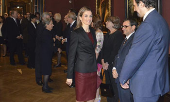 Doña Letizia pinta de estreno su debut como Reina en el extranjero