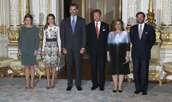 ¡Una foto, Majestad! Doña Letizia, aclamada a su llegada a Luxemburgo