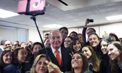 El rey Juan Carlos se suma a la moda de los 'selfies'