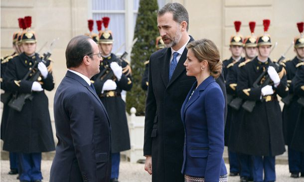 Los Reyes regresan a España tras asistir al gabinete de crisis del accidente aéreo en Francia