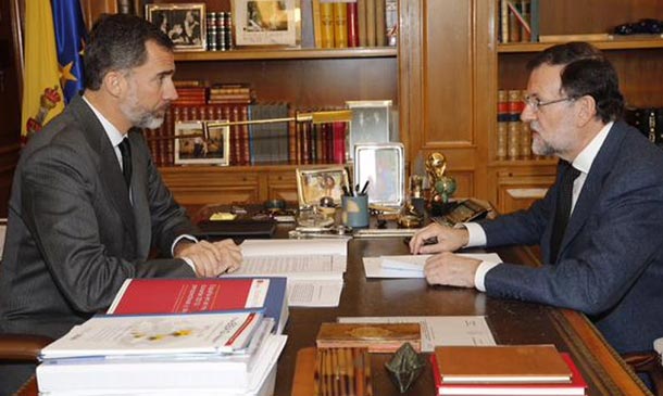 El rey Felipe se reúne con Mariano Rajoy para examinar los últimos datos sobre el trágico accidente aéreo