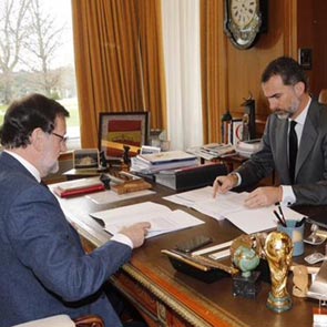 El rey Felipe se reúne con Mariano Rajoy para examinar los últimos datos sobre el trágico accidente aéreo