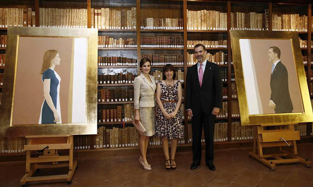 Los reyes Felipe y Letizia conocen sus nuevos retratos oficiales 
