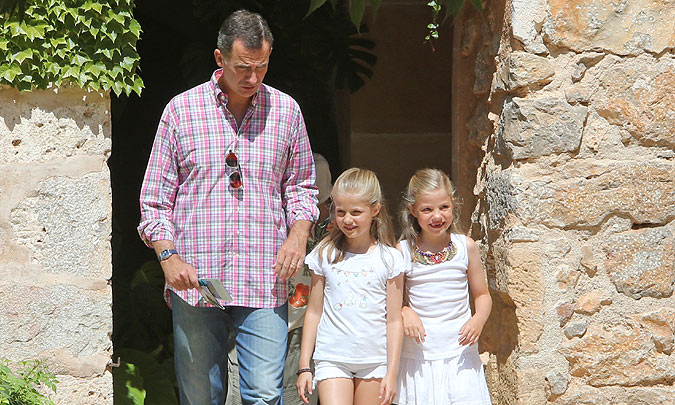 El Rey ya está en Marivent con sus hijas, a la espera de que llegue la reina Letizia