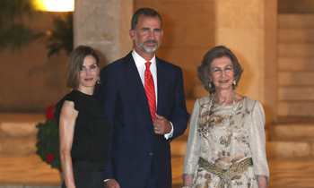 Los reyes Felipe y Letizia, junto a doña Sofía, reciben a una amplia representación de la sociedad balear