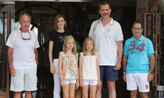 Los reyes Felipe y Letizia acuden a la última jornada de regatas con sus hijas