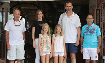 Los reyes Felipe y Letizia acuden a la última jornada de regatas con sus hijas