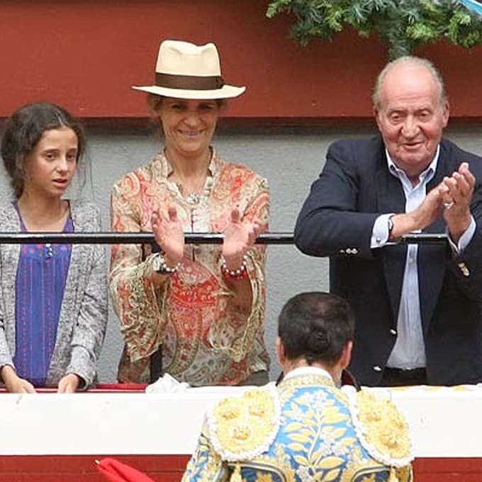 'Oles' al rey Juan Carlos por su apoyo a la fiesta nacional en el regreso de los toros a San Sebastián
