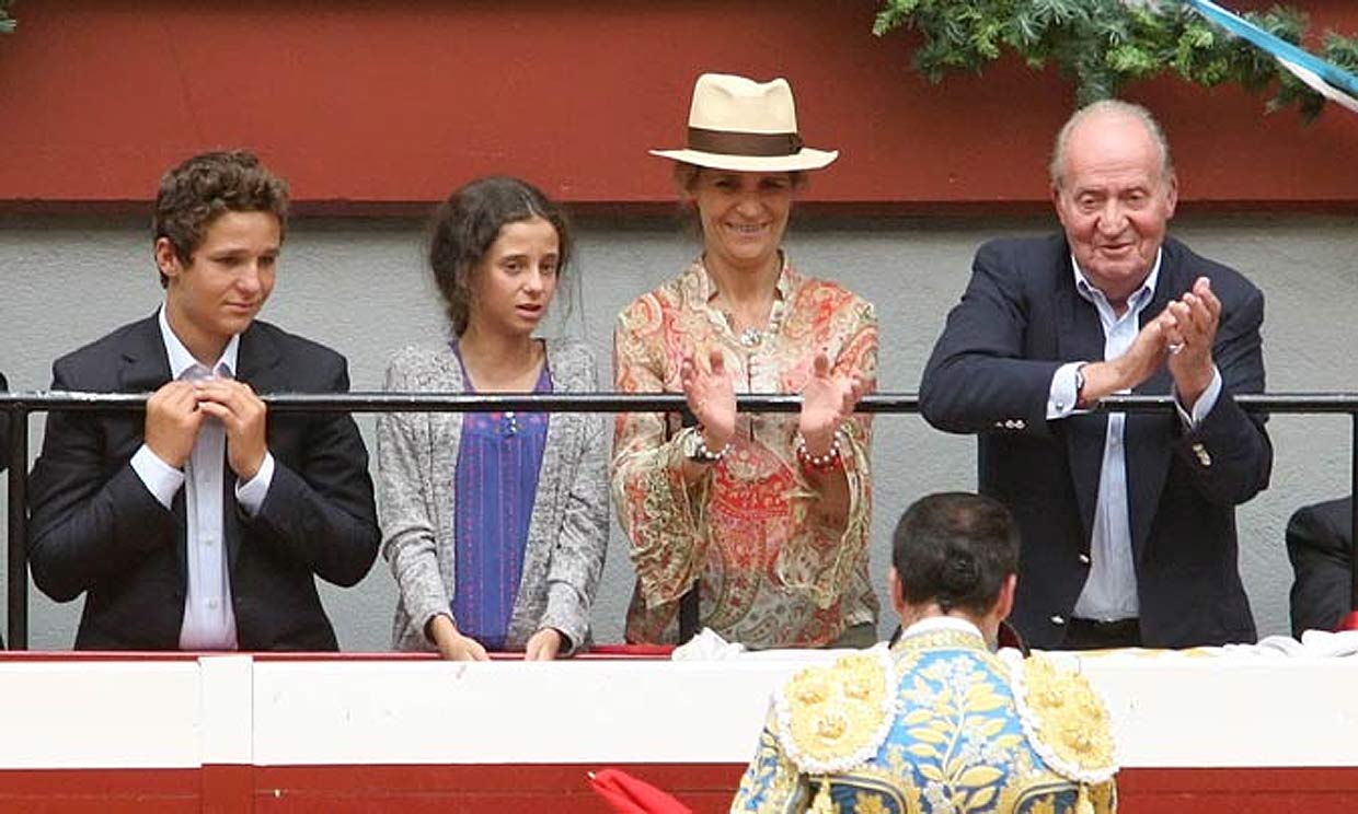 'Oles' al rey Juan Carlos por su apoyo a la fiesta nacional en el regreso de los toros a San Sebastián