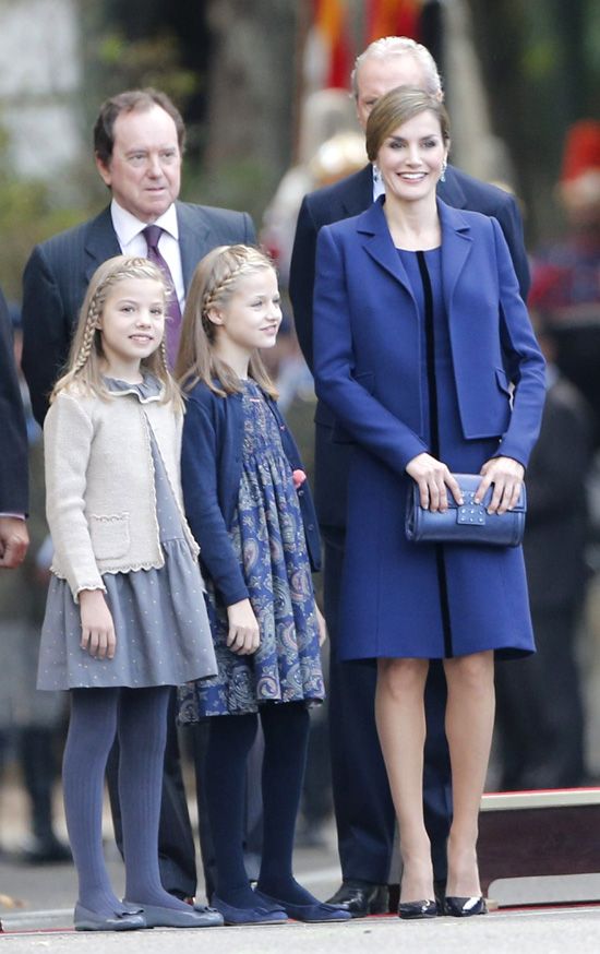 http://www.hola.com/imagenes/realeza/casa_espanola/2015101281475/reyes-felipe-letizia-desfile-militar/0-337-695/desfile4-z.jpg