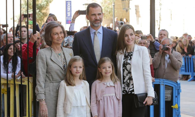 Los Reyes cuelgan 'con pinzas' el cartel de vacaciones a la espera de su tradicional aparición de Semana Santa