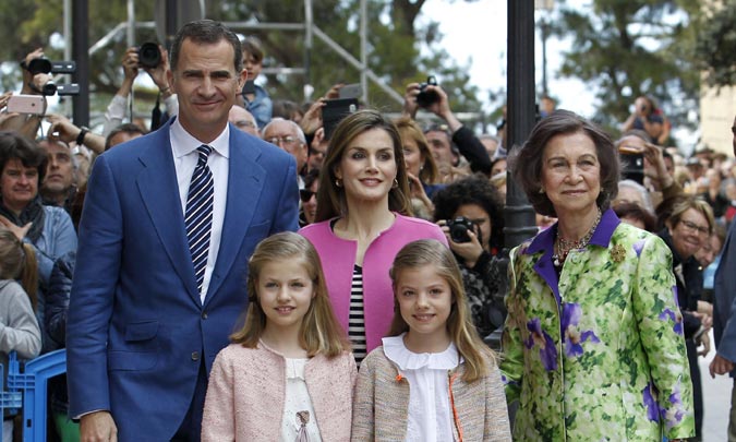 La princesa Leonor y la infanta Sofía, alegría primaveral en la Misa de Pascua de Palma