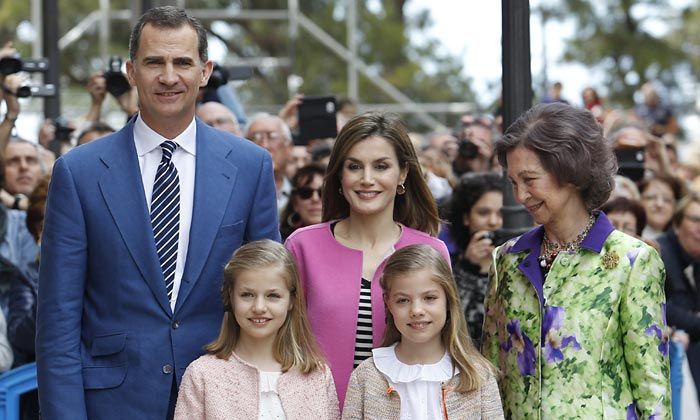 La princesa Leonor y la infanta Sofía, alegría primaveral en la Misa de Pascua de Palma
