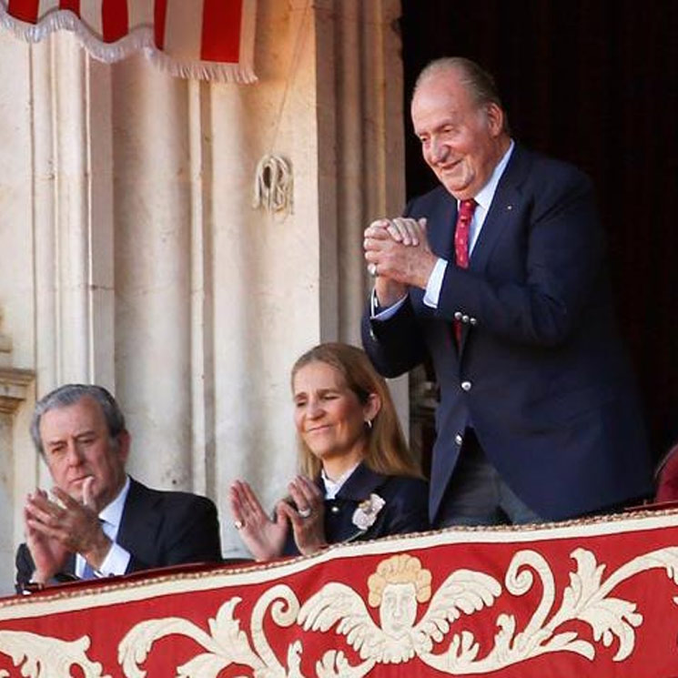 La divertida tarde de toros del rey Juan Carlos con su hija Elena y su nieta